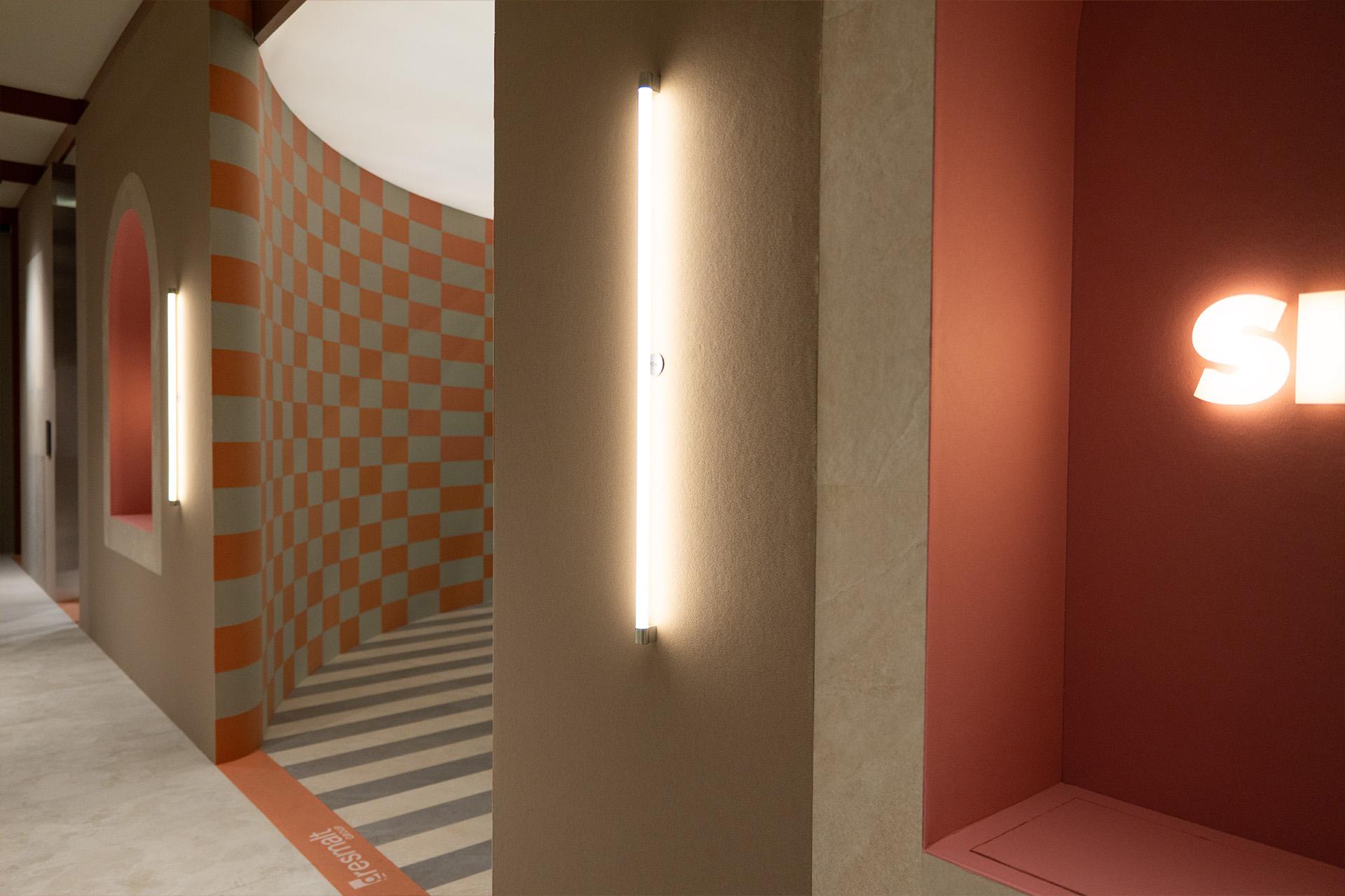 Lampade di design Genuit nello stand Sintesi a Cersaie 2025