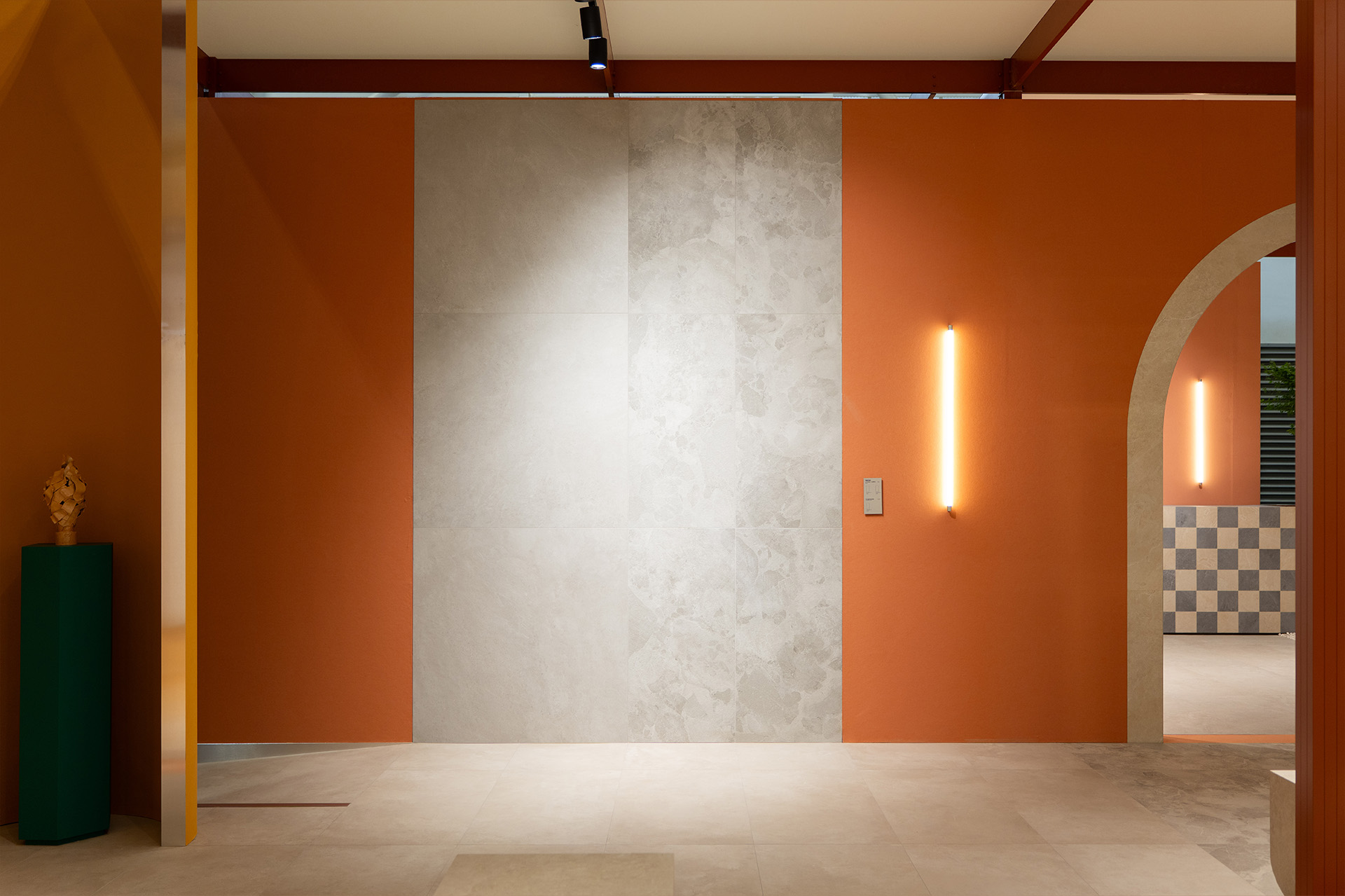 Lampade di design Genuit nello stand Sintesi a Cersaie 2025