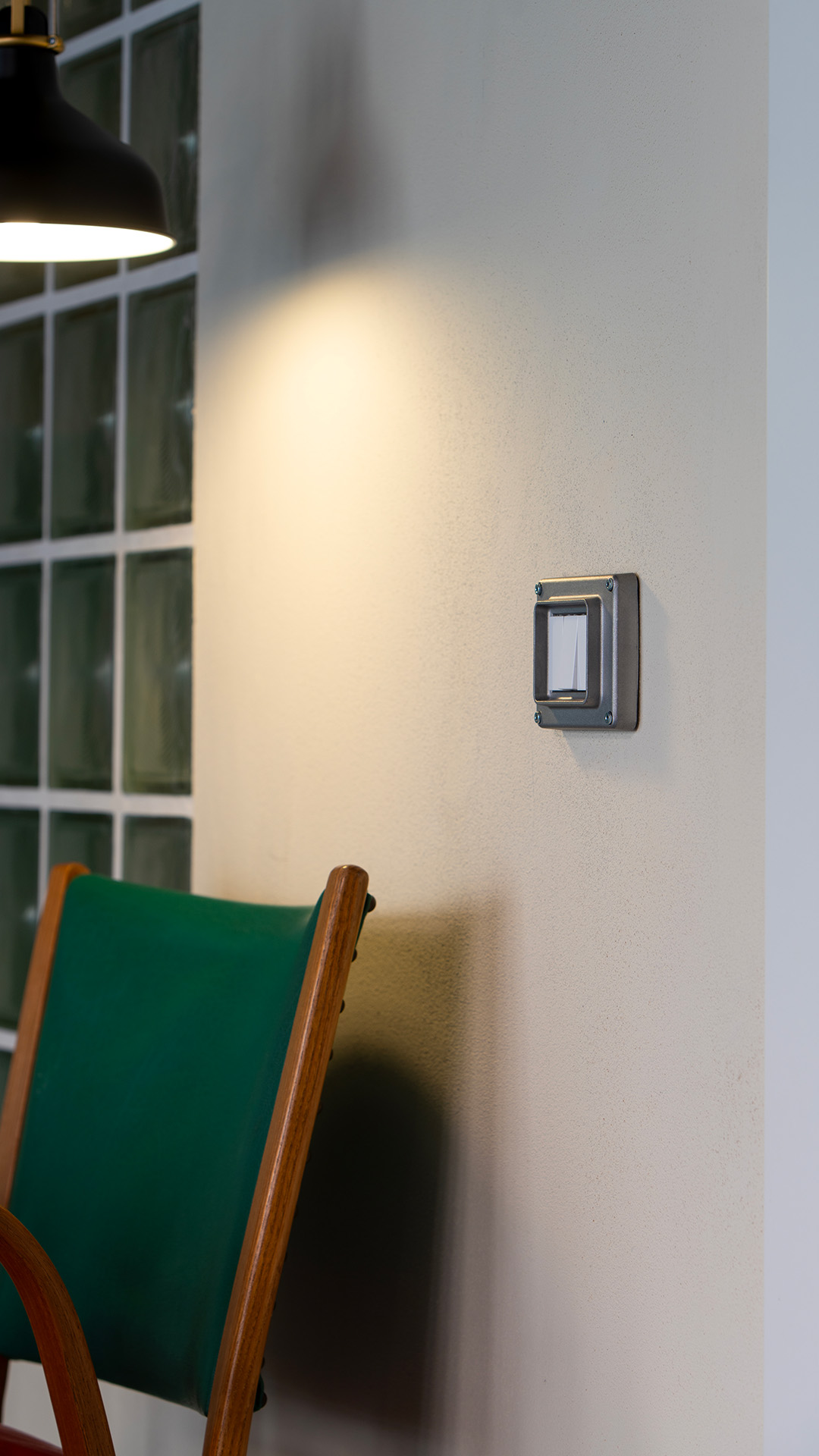 Placca per interruttori a muro